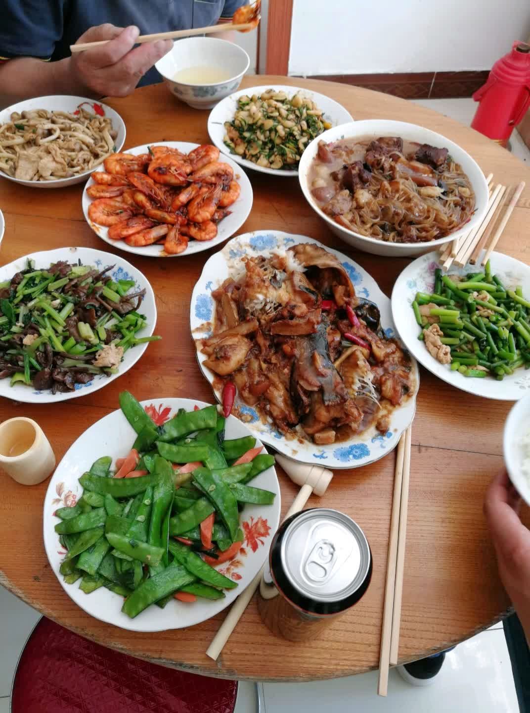 过节了,回到家看到妈妈准备的一大桌菜让我们一边吃她一边炒,幸福不过