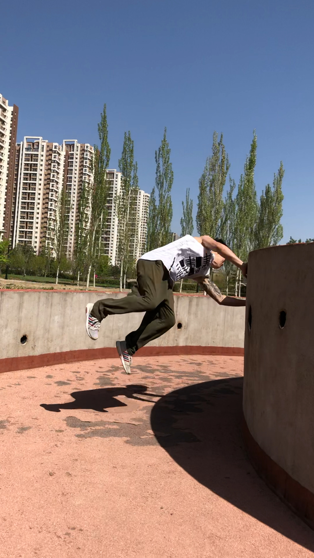 公园大妈围观帅气跑酷小伙子