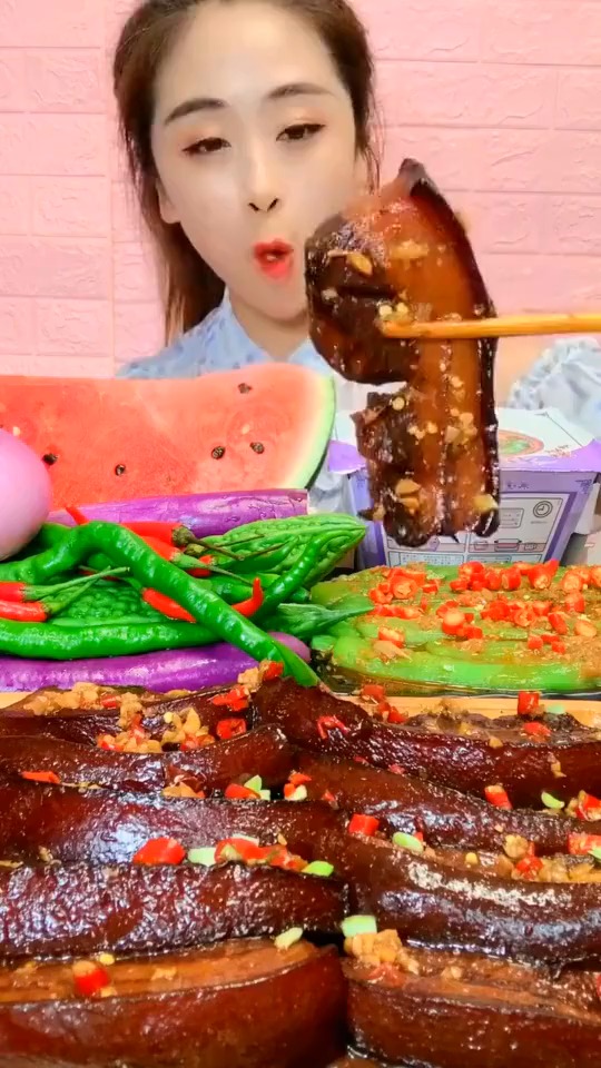 发出的咀嚼声真馋人!网友:减肥都是浮云!