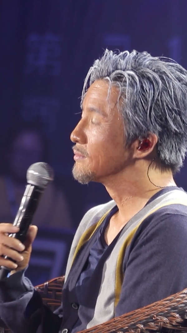 薛之谦的第717场演唱会,当你看到他的时候你是否也是白发苍苍了呢?