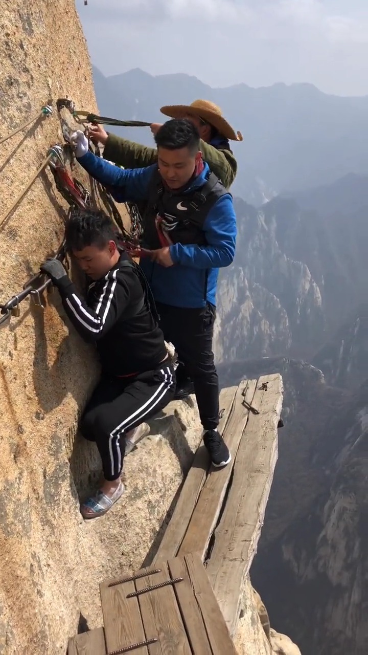 华山第一险长空栈道海拔2795米,太高了
