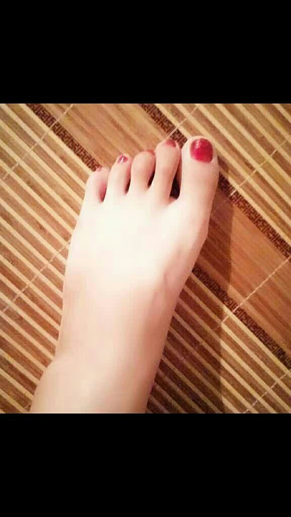 如果说,一个女人因为脚趾头和手指头都涂上指甲油,就说明是坏女孩