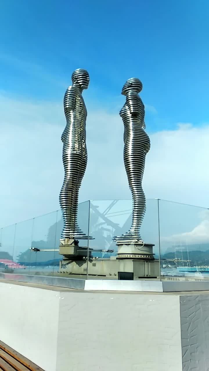 格鲁吉亚巴统码头爱的雕像,相遇时他们拥抱亲吻,犹如一对真正的恋人