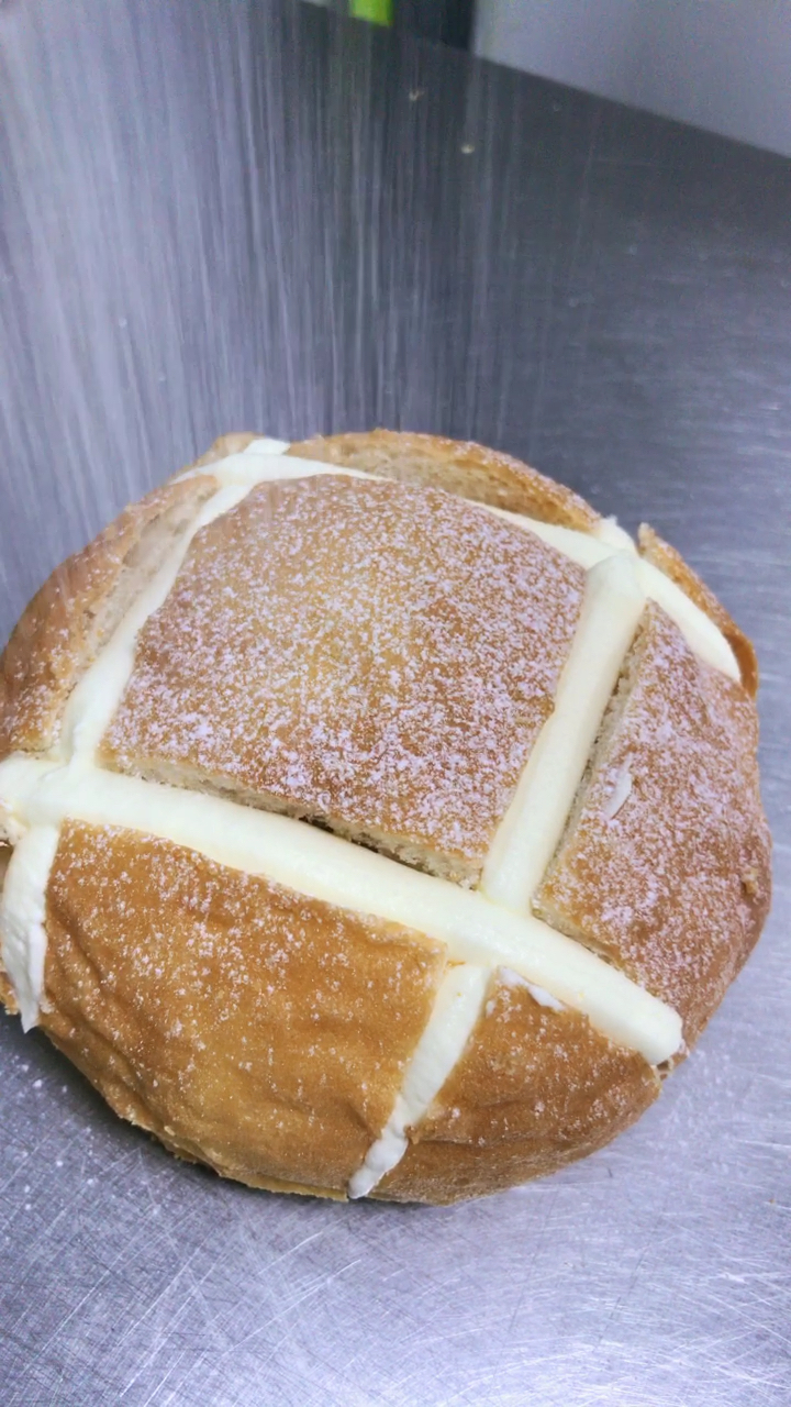 网红奶昔包来啦,松软的面包再配上芝士淡奶油打的奶盖酱,味道好极了