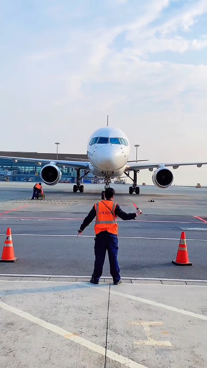 机务小哥花式"抹脖子".