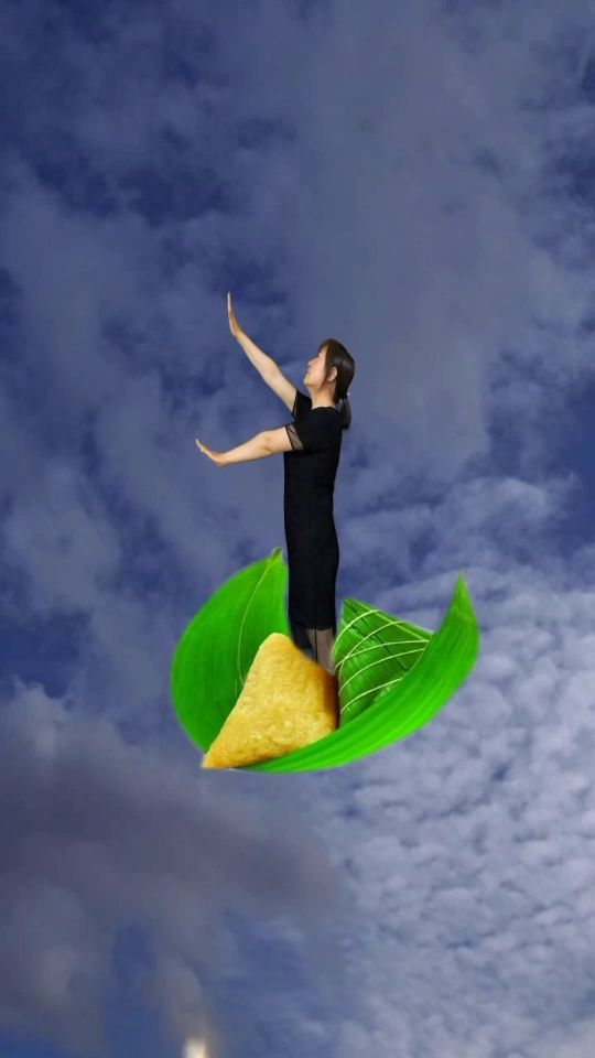 端午节马上就要到了,天上有美女给大家送粽子来了,祝大家节日快乐