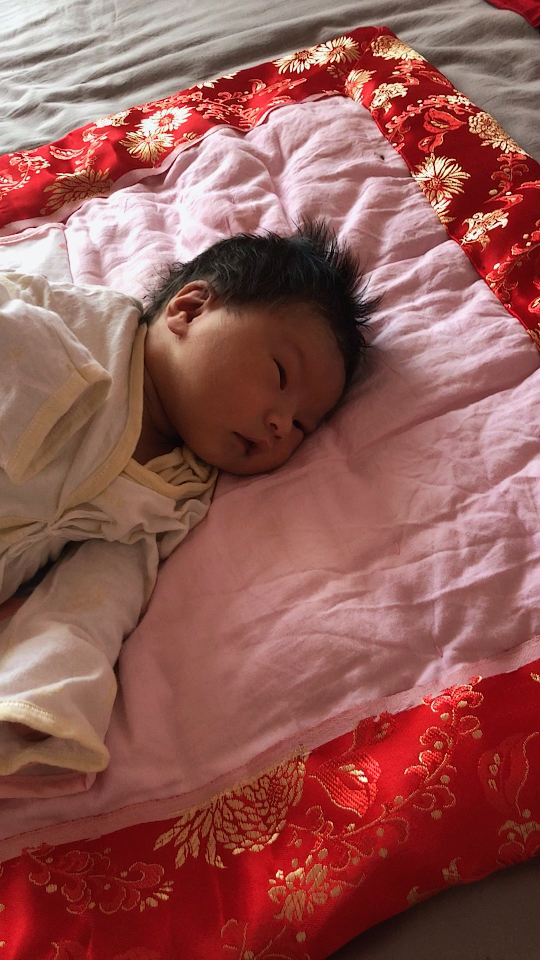 朋友家刚出生四天的小宝宝