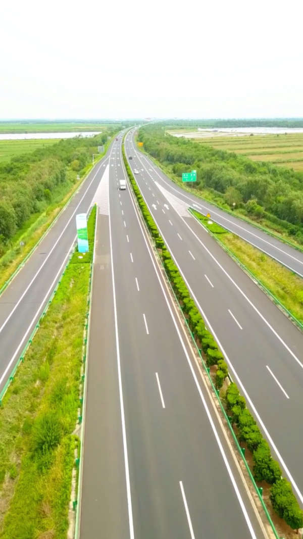 山东寿光路段,荣乌高速是连接山东省荣成市和内蒙古乌海市的高速公路