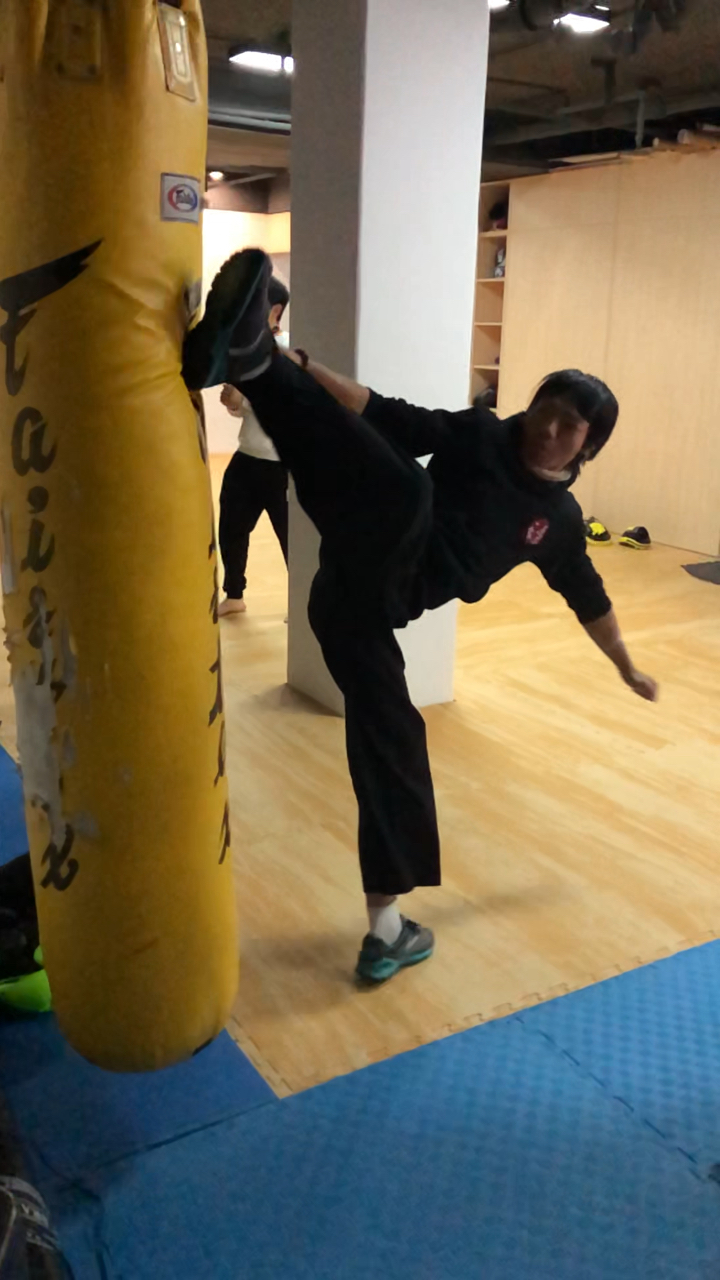 李小龙最犀利的腿法"李三脚",我踢两脚"里合腿"加"后摆腿"聊表意思(ps