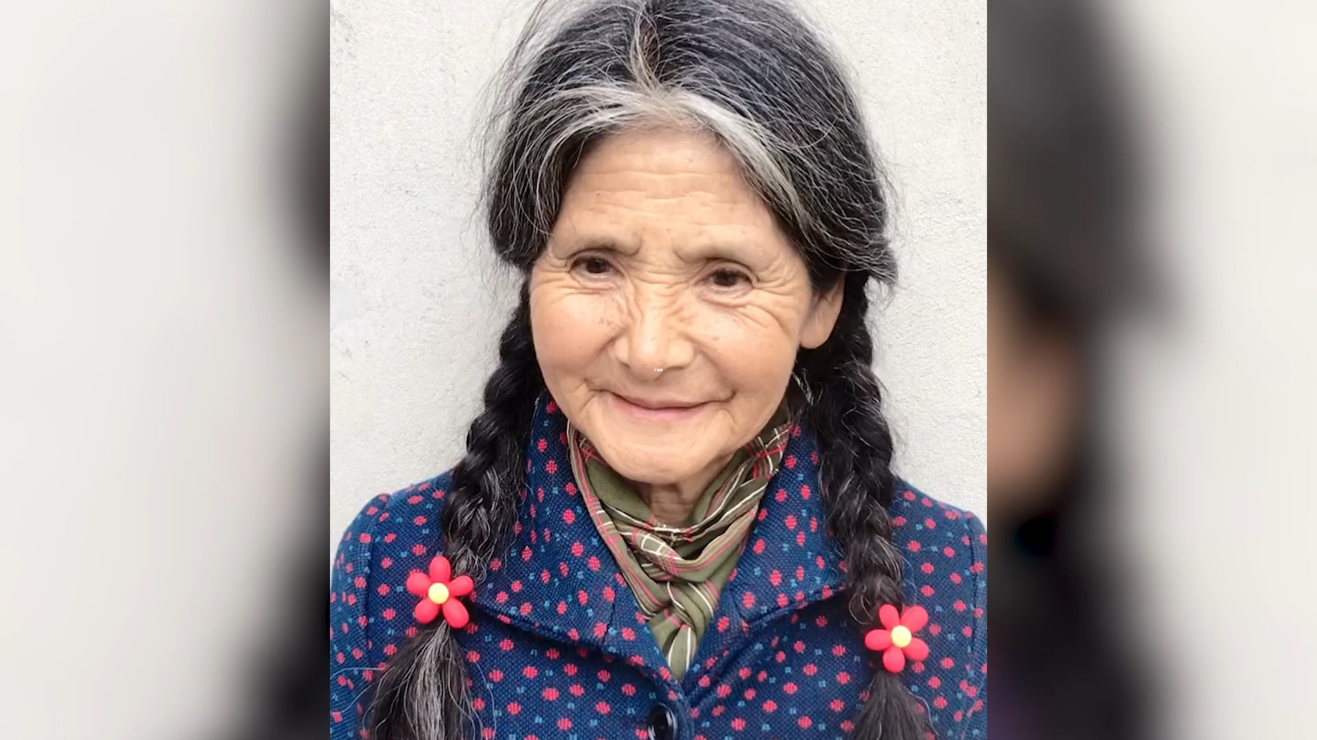 66岁奶奶神仙颜值走红网络,网友:岁月从不败美人