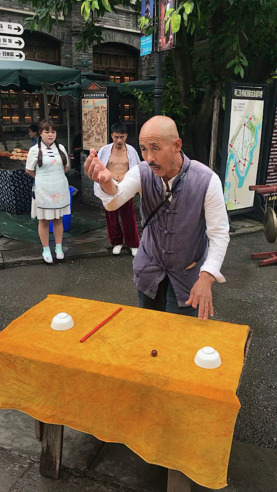 民间戏法艺人,变魔术,还挺好玩的