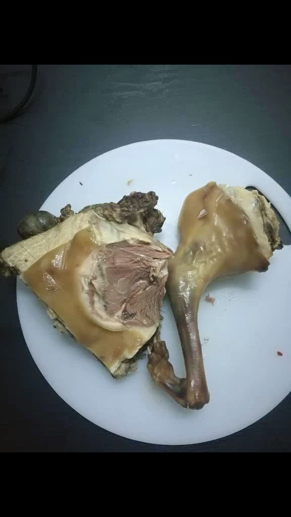 冬日狗肉火锅最补,狗腿白水煮熟,用火锅料炒香,放料酒,加水煮开,就