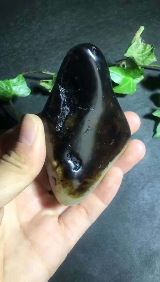 【玩料】  新疆和田玉籽料   万年聚黑皮,肉质老熟,9515玉种,油性