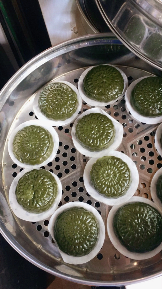 新鲜出锅的艾粄,有花生芝麻酱,萝卜馅