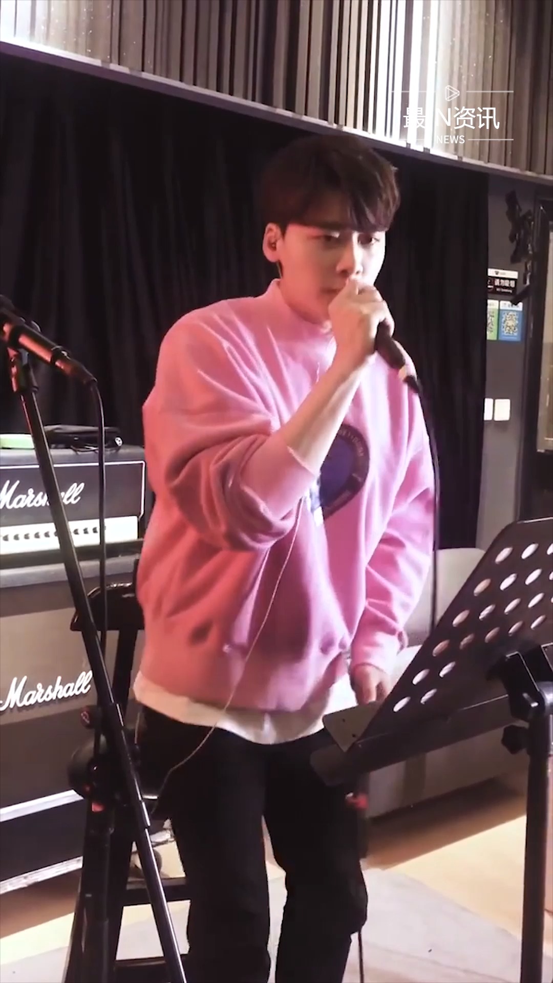 李易峰《约定》直拍来了,安静唱情歌的峰峰也太帅了吧#最in资讯