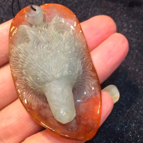 红翡巧雕狼头挂件,雕刻精美,栩栩如生,男生配戴非常霸气,结缘价11800