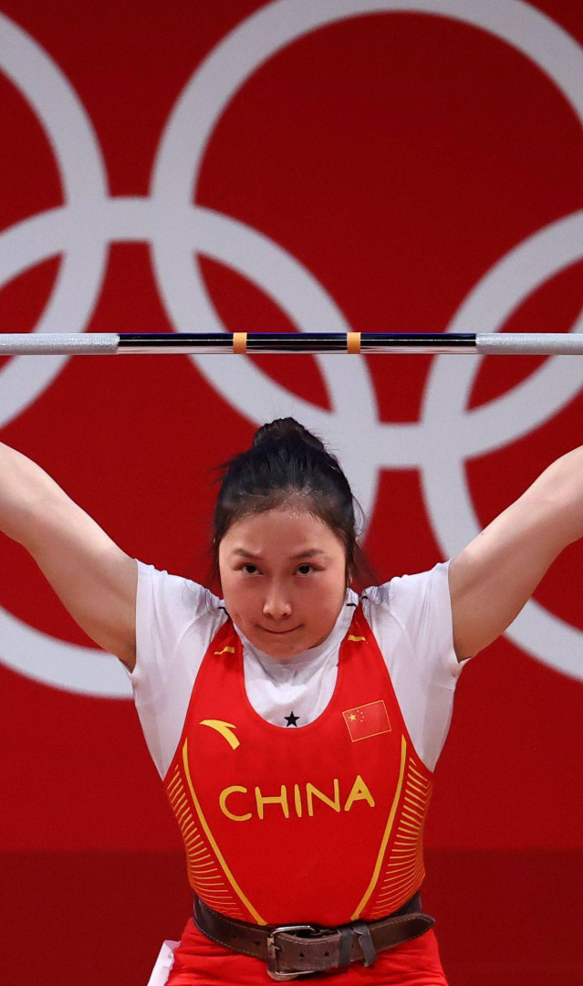 湘籍选手廖秋云夺举重女子55公斤级银牌,父老乡亲隔屏为她加油