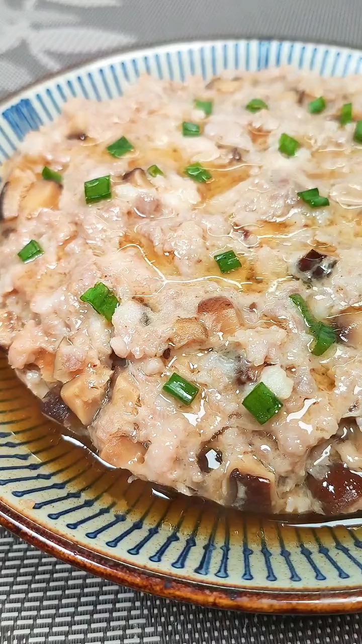 广东媳妇经常做的下饭菜香菇蒸肉饼,大人小孩都爱吃!