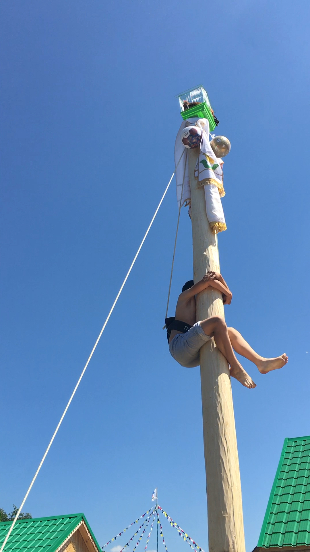 企鹅号世界杯报道团,喀山萨班节小朋友爬杆赢奖品