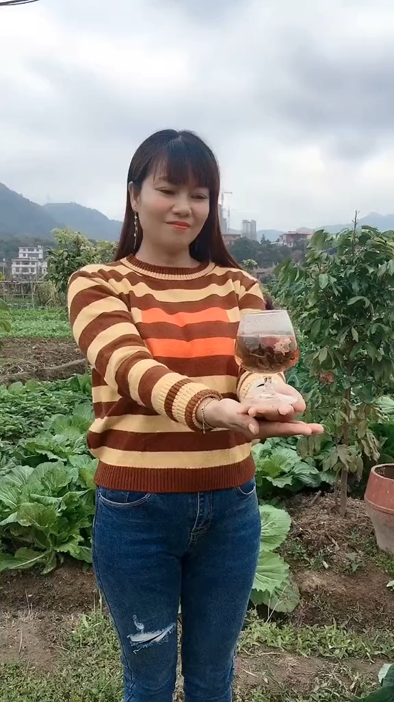 我书读的少,但是我知道,身为农村女人,必须要靠自己勤劳的双手创造