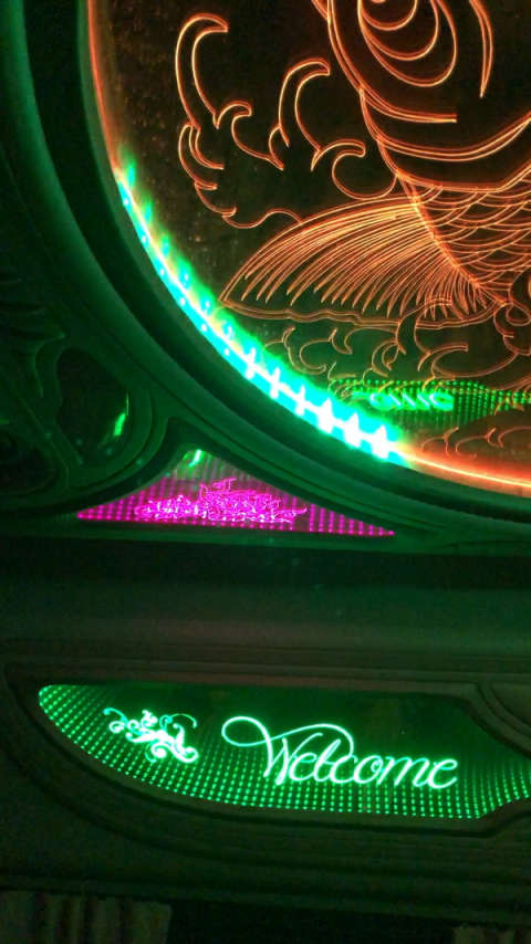 这霓虹灯闪耀还以为是在ktv,其实这是泰国街头一辆旅游车!