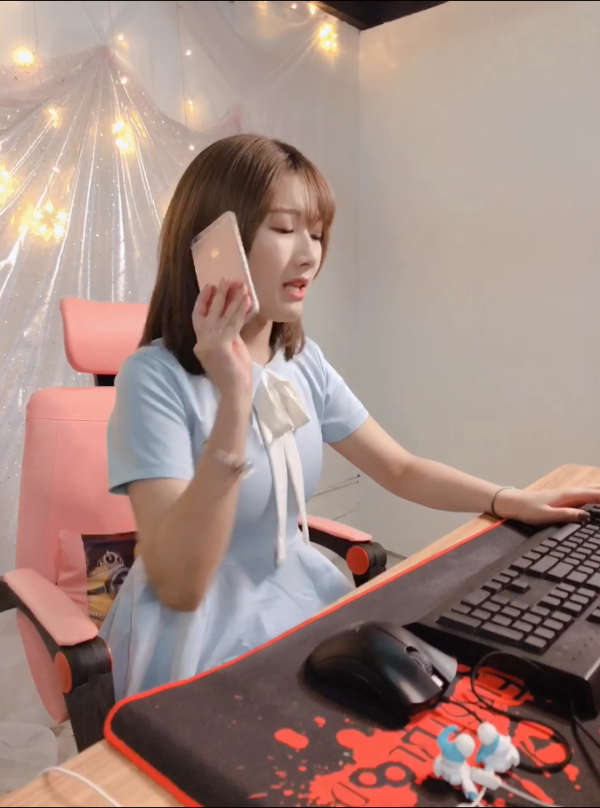 不同类型女生打游戏时接到男友电话的不同反应,请看到最后参与有奖