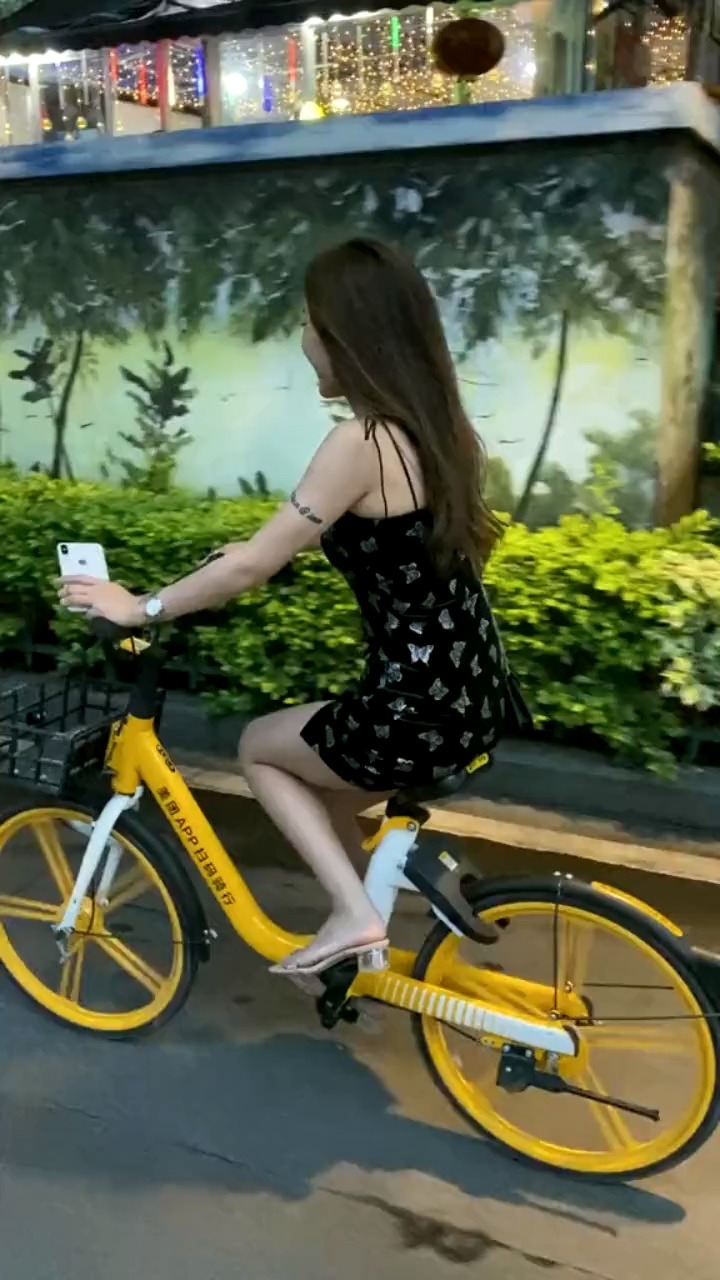 穿裙子骑自行车喷了图片