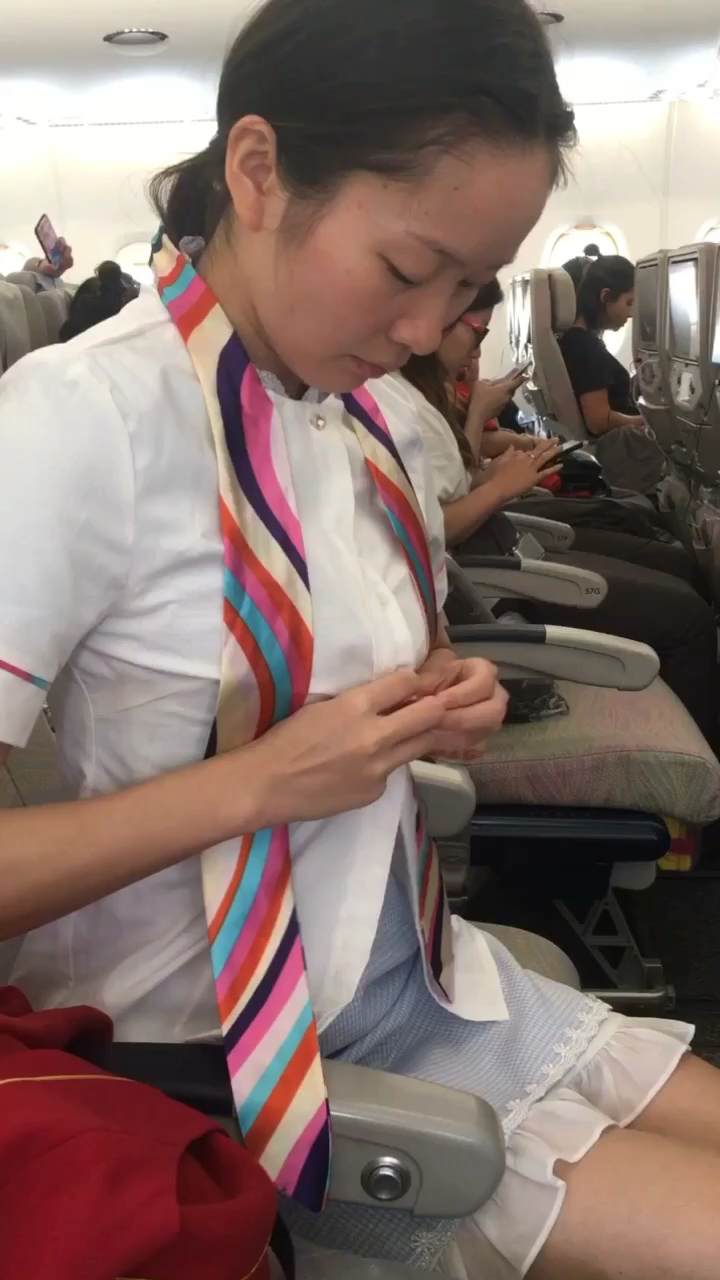 飞机上空姐突然晕倒,丑女化个妆顶替她的位子