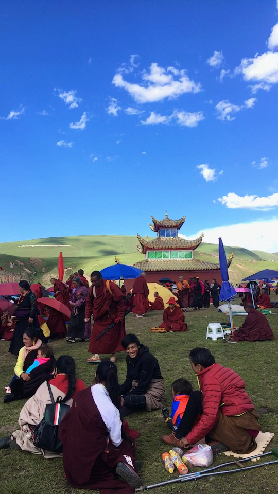 亚青寺金刚舞法会万人齐诵经.