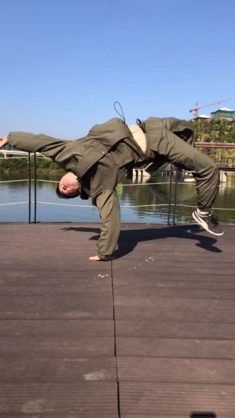 一个小时学会后手翻 多看多练试试 你也可以 加油