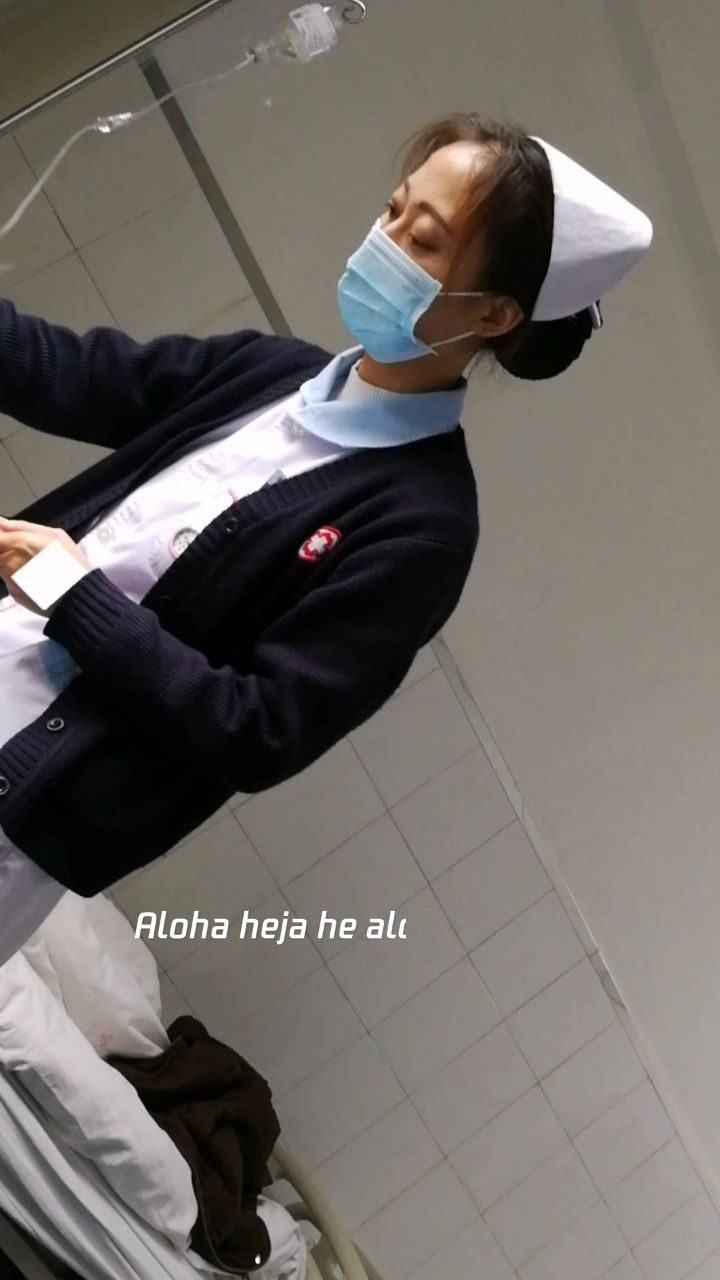 最美护士姐姐,瘦瘦的身躯照顾十几个病人,为她点赞.