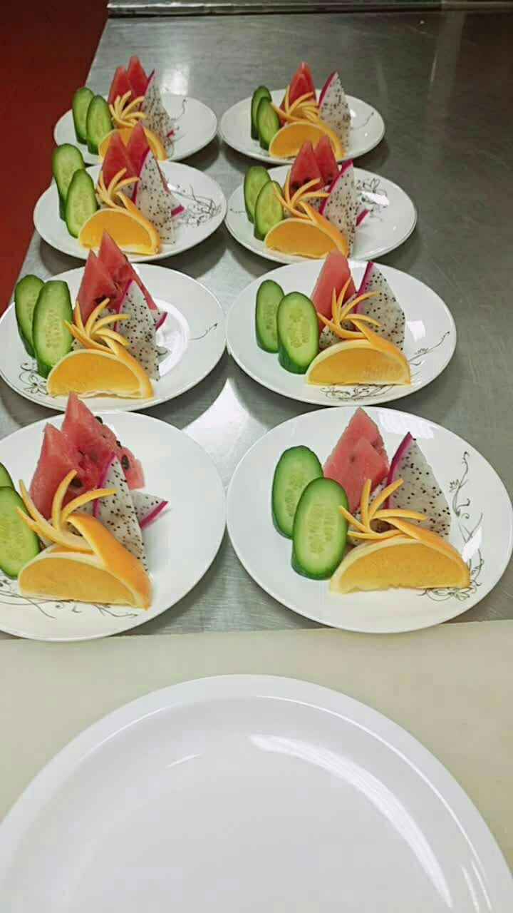 位上果盘,简单易学,以后来贵宾就这样切!