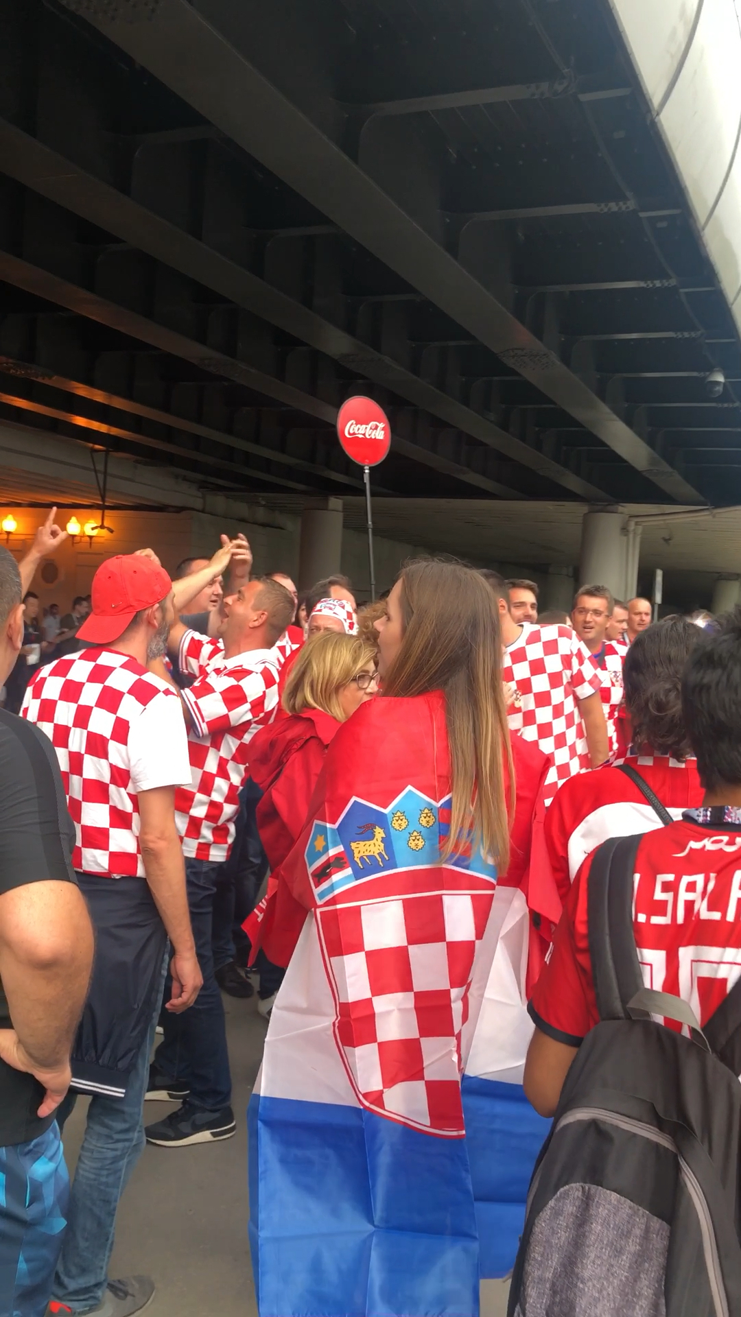 克罗地亚球迷在球场门口高声把歌儿唱