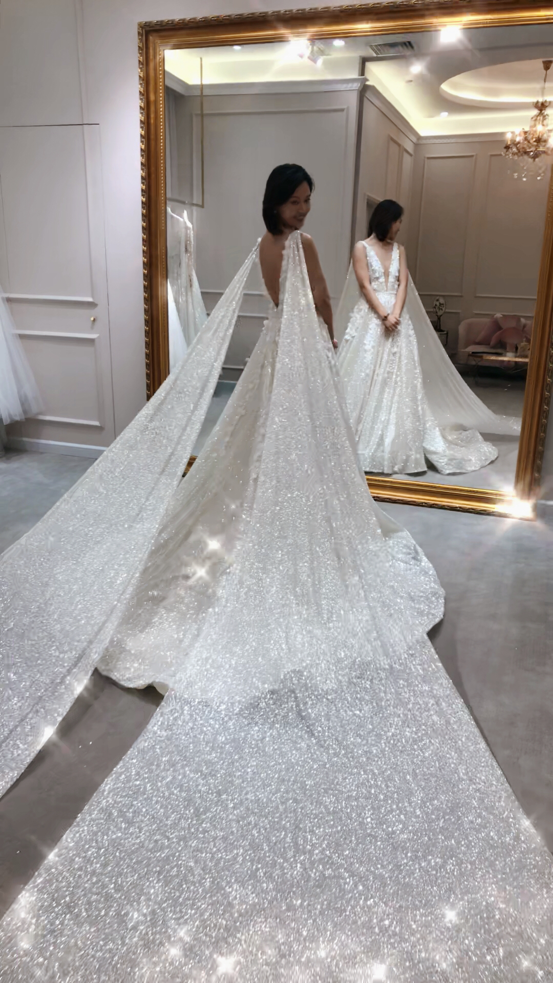 有多少宝宝跟我一样,喜欢这种blingbling的婚纱96