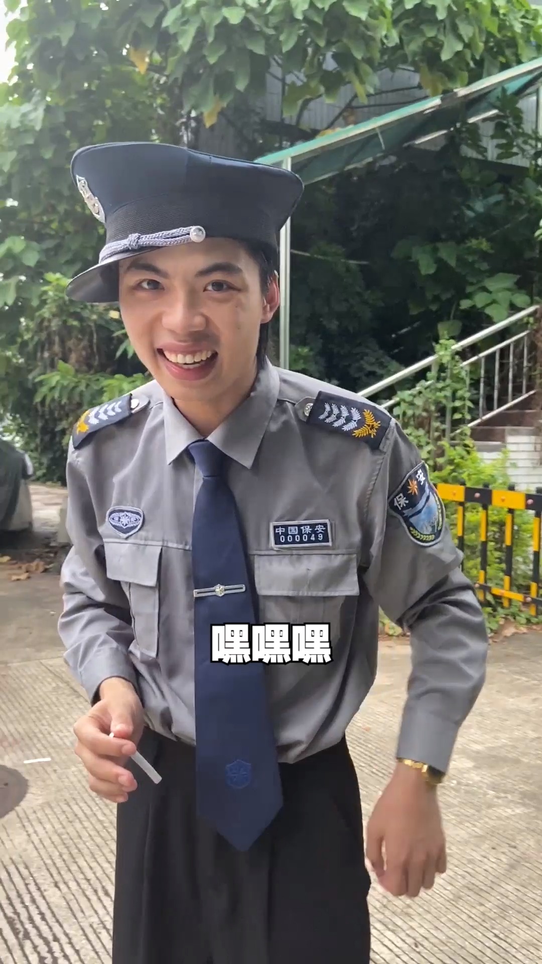 怎么谁都想顺我手机! #保安 #手机 #搞笑