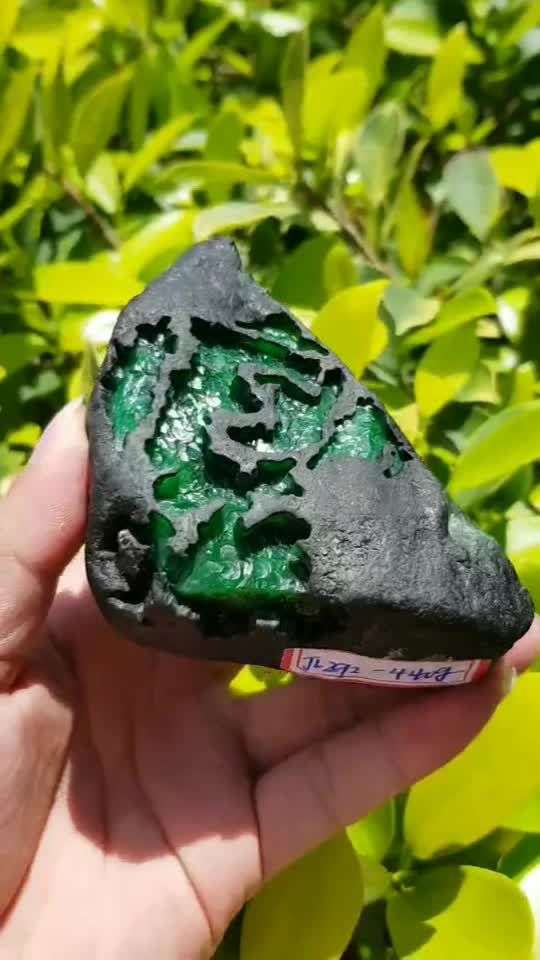 莫湾基帝王绿色料:需要翡翠赌石高货的朋友可以加我微信号