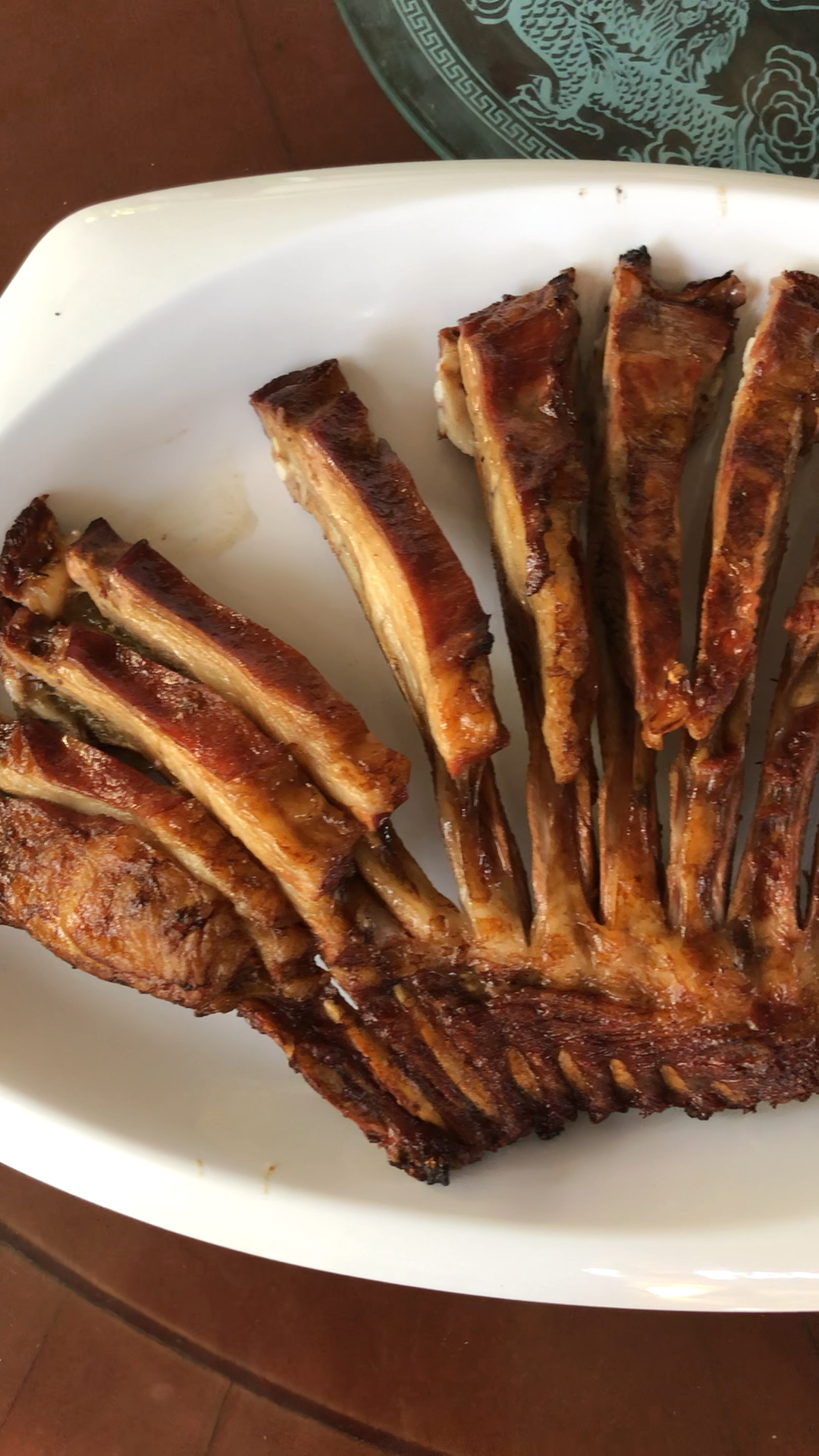 来一块烤羊排吧,滋滋声中油花渗出,香气袭来,欲罢不能.