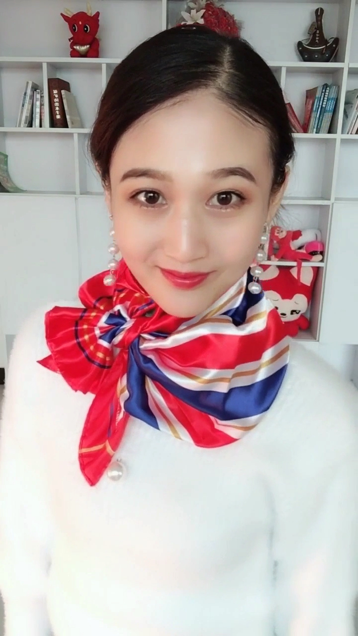 原来空姐的丝巾是这样系的999999