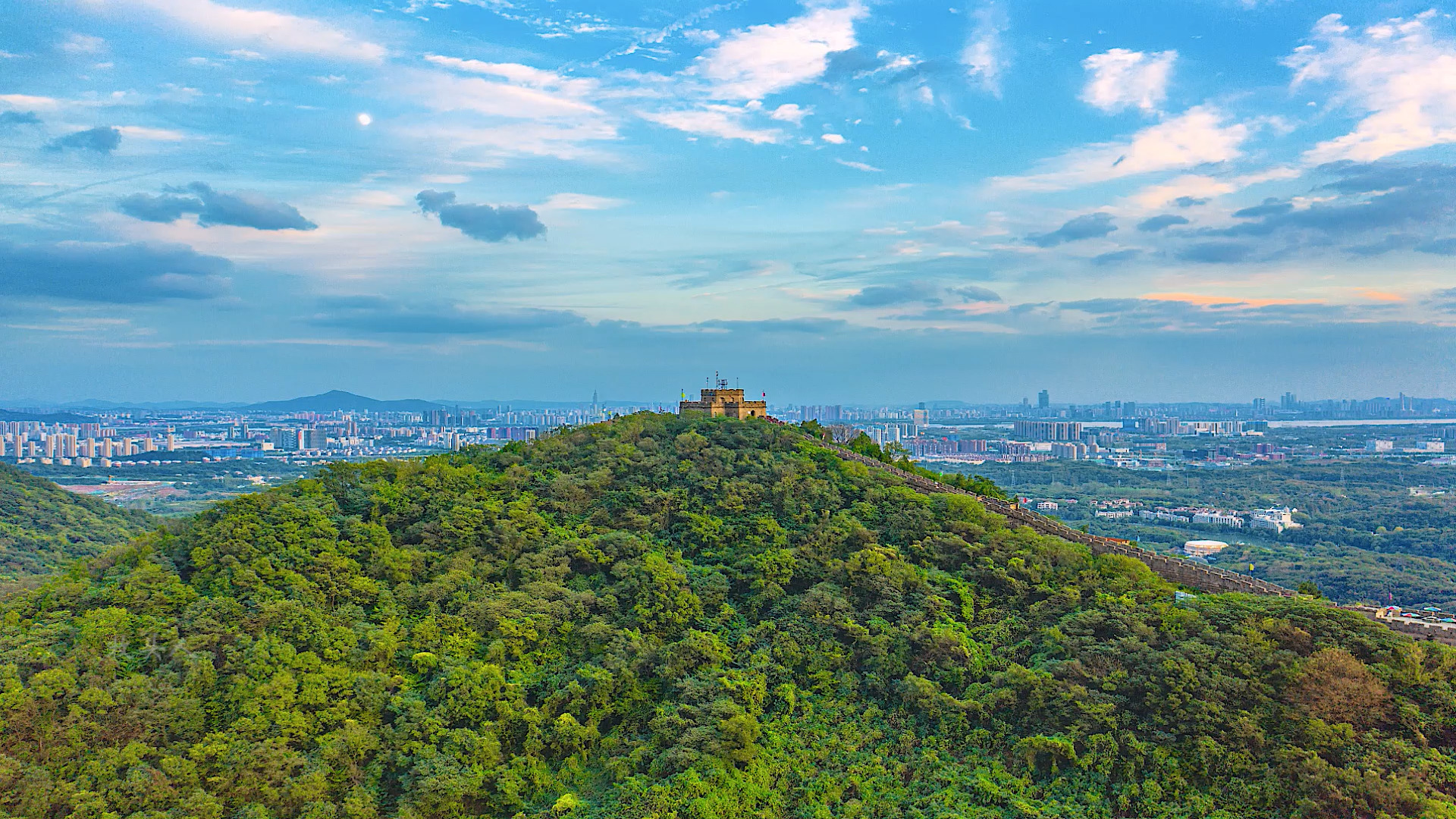 在南京浦口的老山上藏着一座万米长城,秋日登高远眺好去处,视角好到