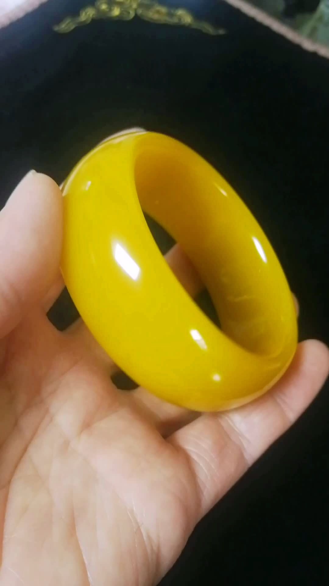 新疆金丝玉鸡油黄手镯∨:t18609909791