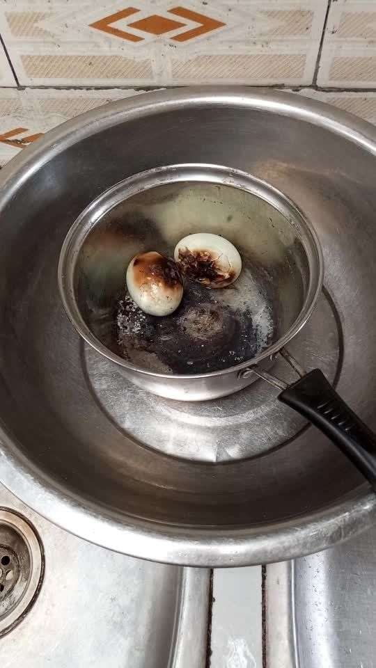 我给儿子说妈妈犯错了,把蛋煮糊了,锅烧烂了,外公外婆要收拾妈妈了,娃