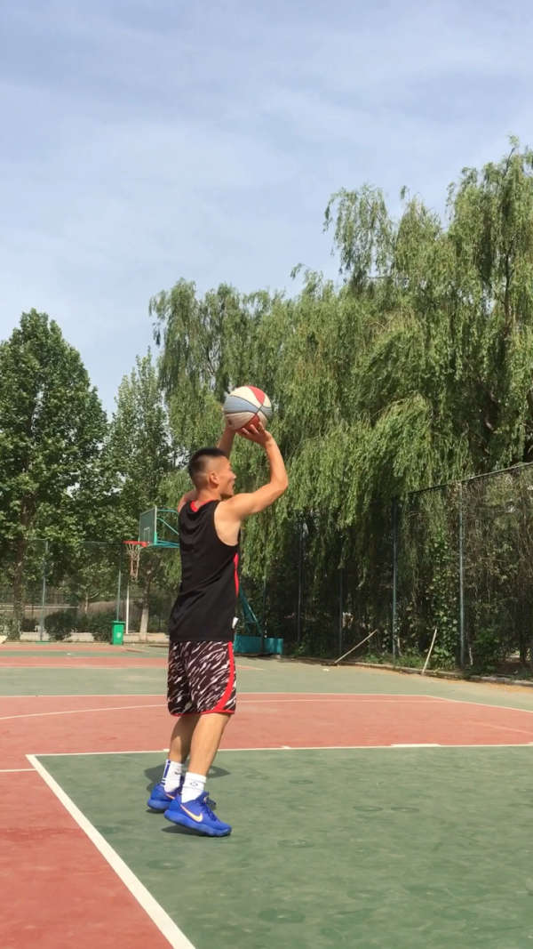 90投篮动作美如画  90转身时把重心降低快速转身,身体转过来眼睛