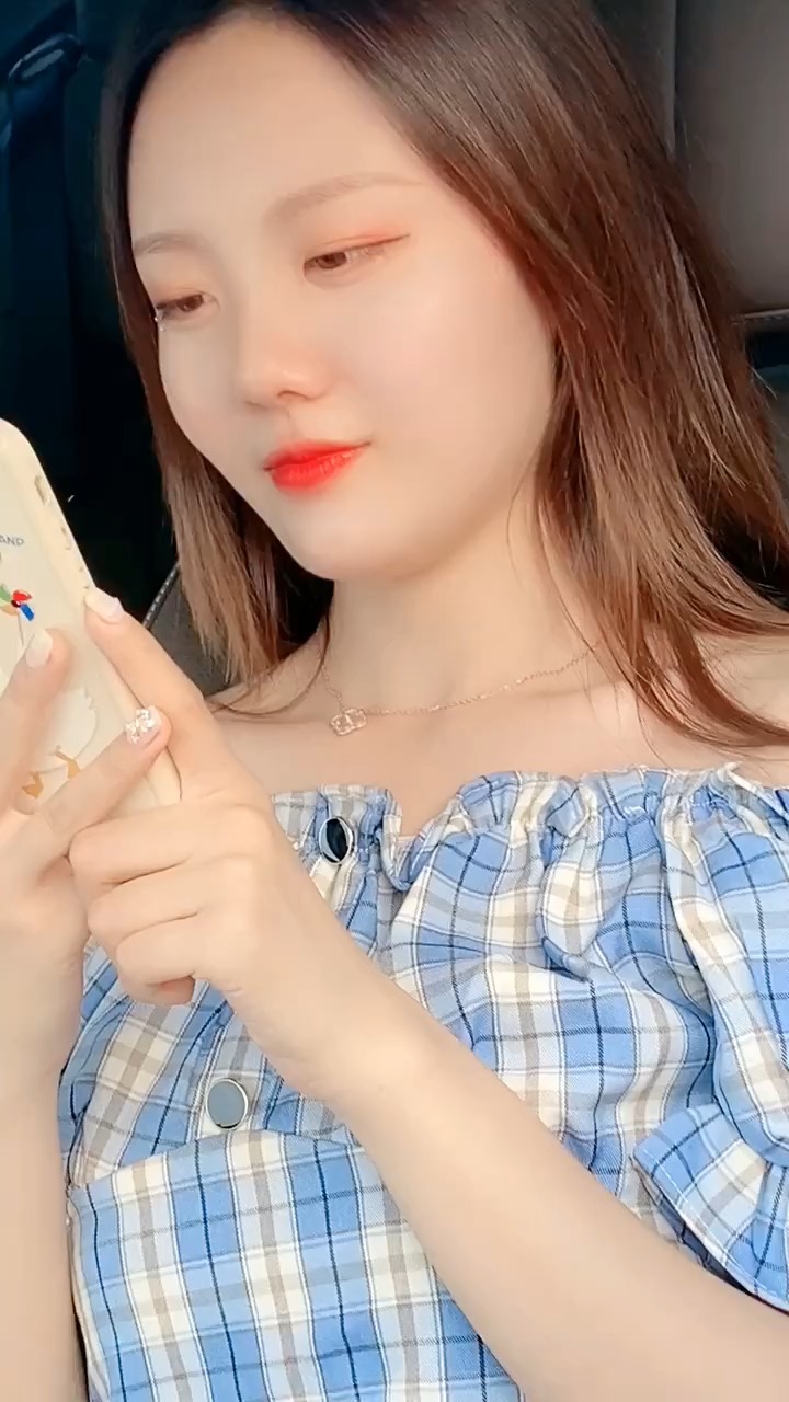 你的小可爱来了 可爱的小姐姐 车模小姐姐 大长腿 门门