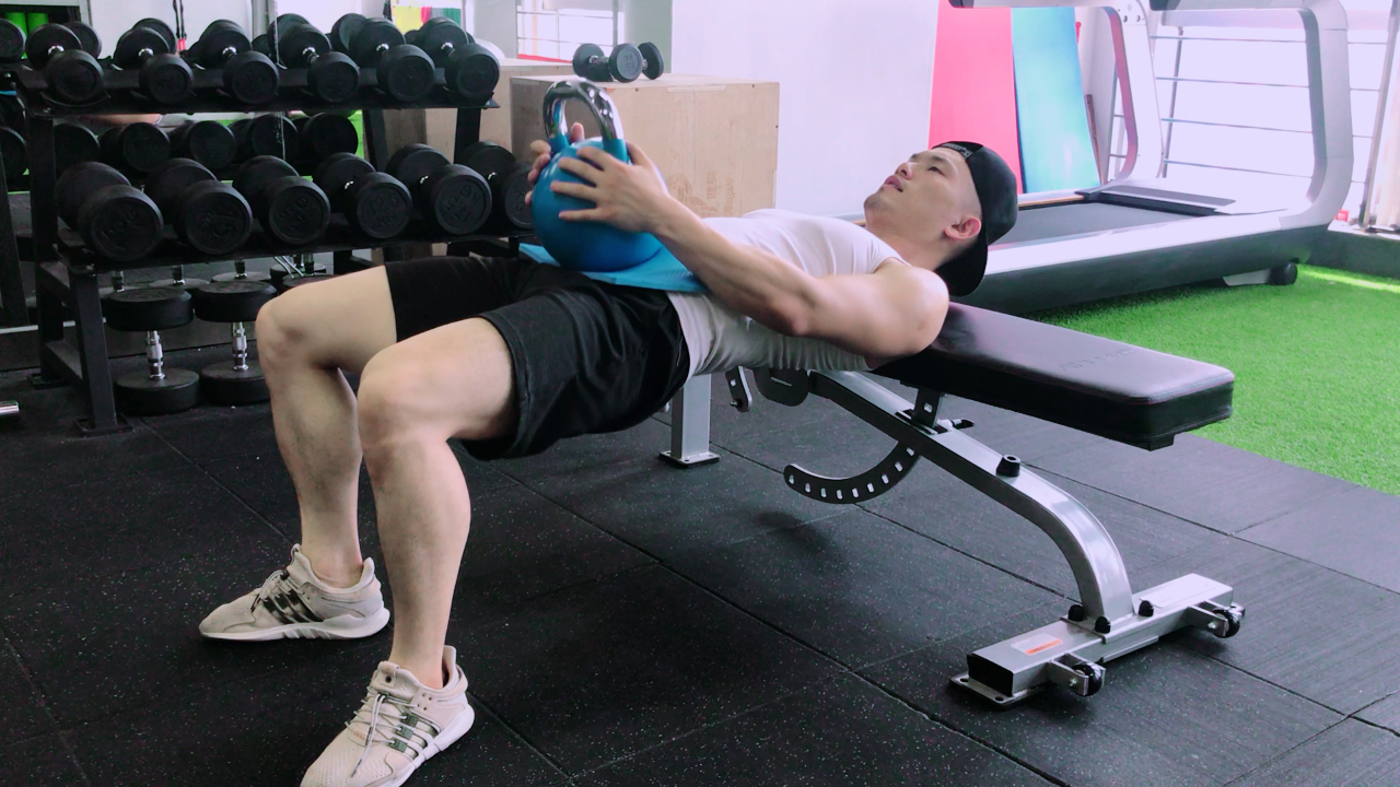 臀桥,负重的,很吃力,想练臀的可以试试此动作