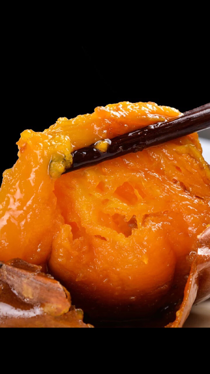 大冬天,香喷喷的烤红薯捧在手心,边暖手边解馋.