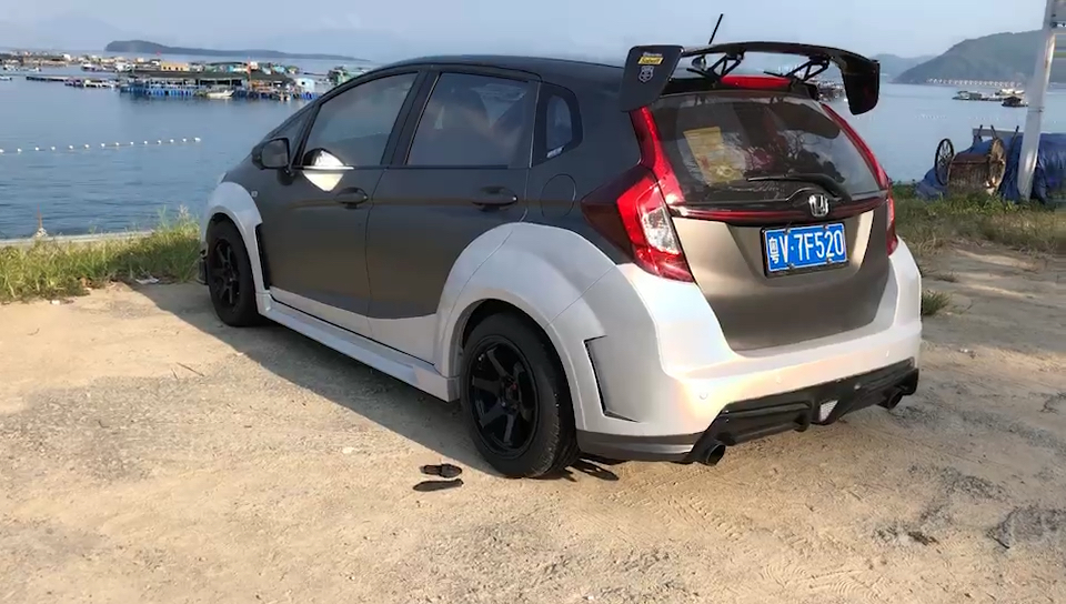 彼港汽车会所飞度宽体贴膜作业 买飞度不改不如推下海