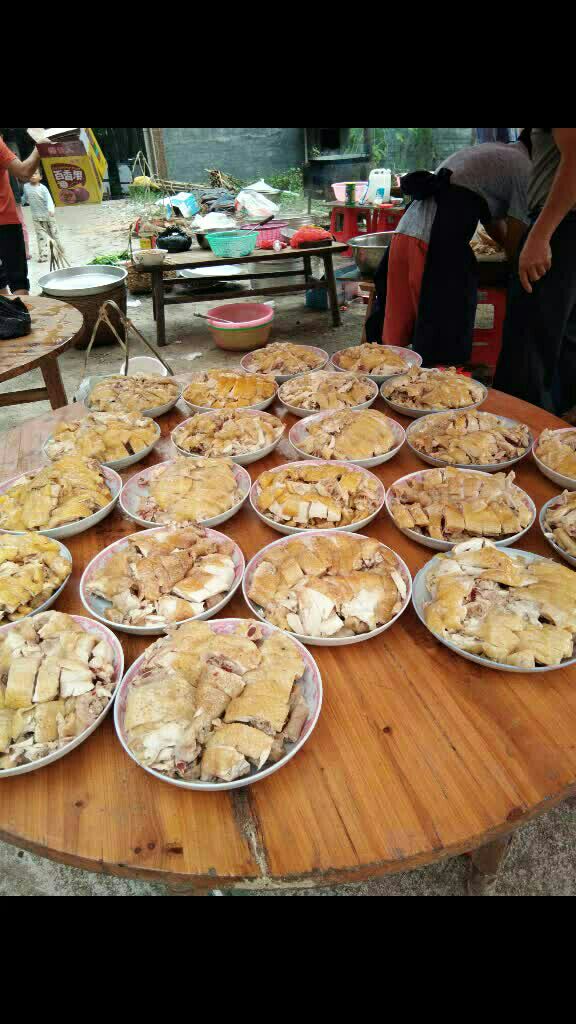 农村做的满月酒,热闹