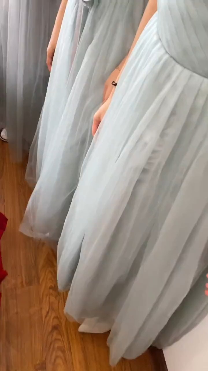 新娘的鞋子藏在了哪里肯定是在伴娘裙子下面