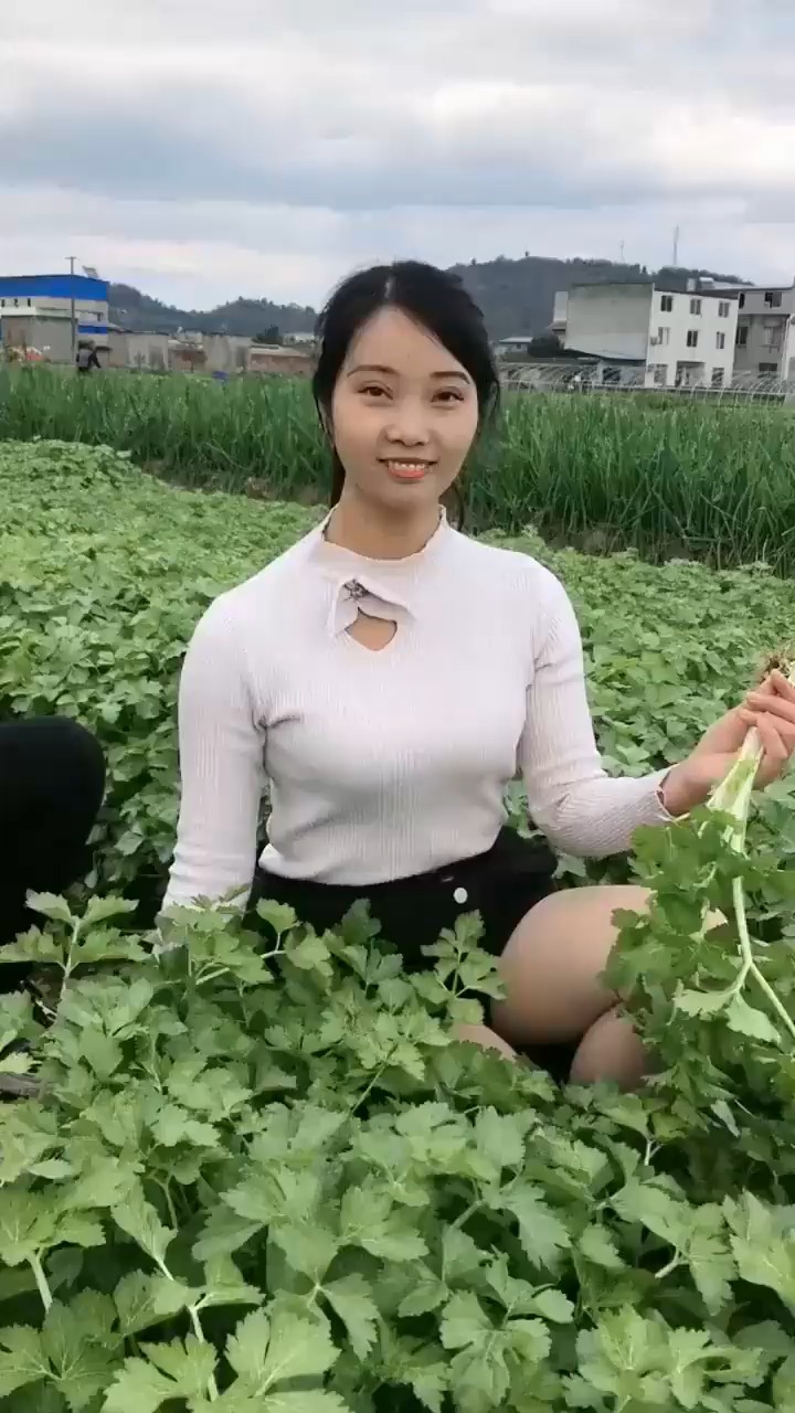 农村留守女人很心酸,脏活累活没有人和她们分担!