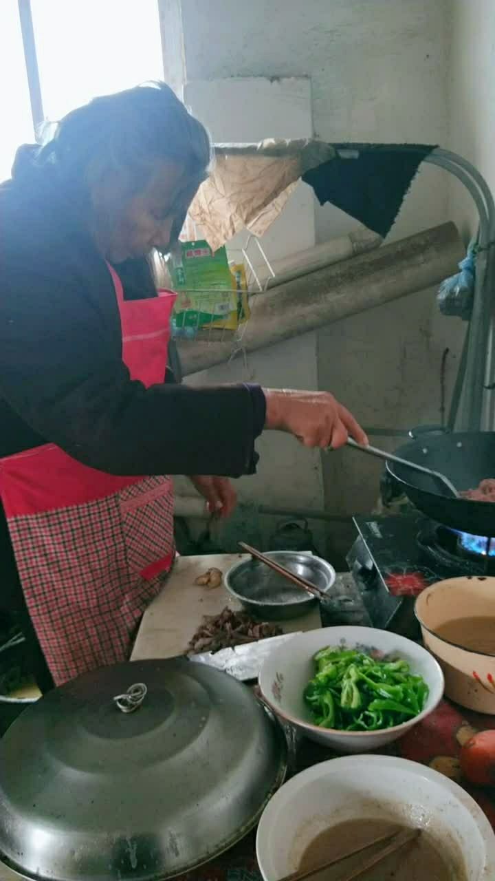 今天来看84岁的外婆,外婆做饭我来帮忙外婆说都是油让我不要碰离远点.